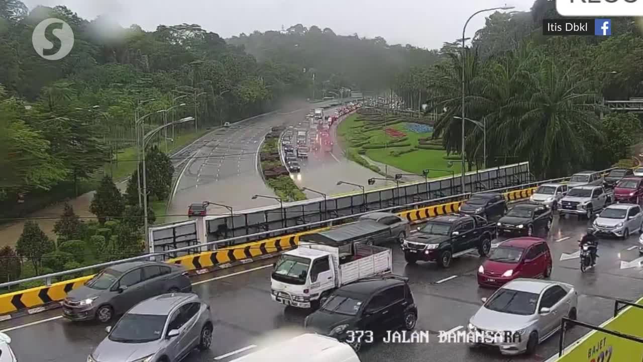 Floods: Several major roads in KL submerged