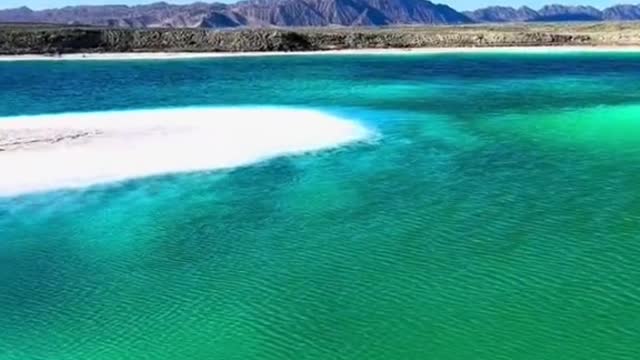 The blue sky and green water scenery suit you