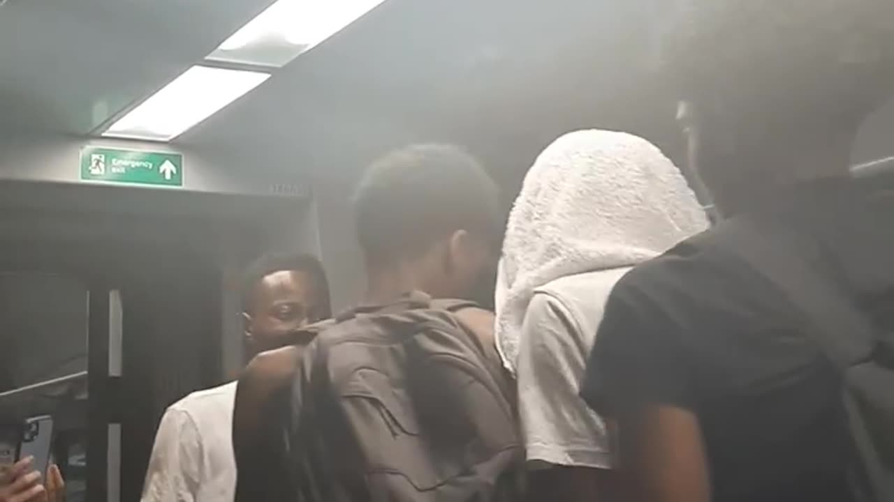 5 African migrants beat the shit out of a old man in the train