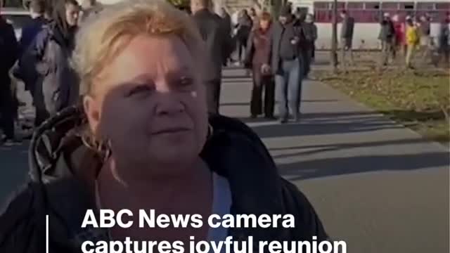 James Longman encounters special moment while interviewing activist in Kherson l ABC News