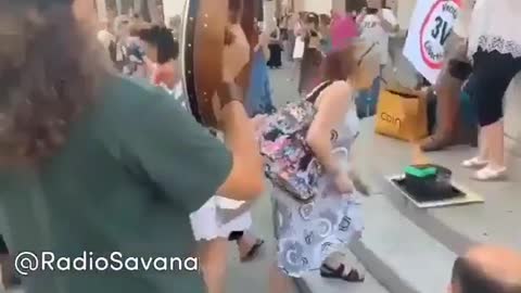 Ei koronapasseille! Italialaiset rokotetut polttavat omia koronapassejaan 7/8/2021