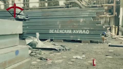 V prostorech úkrytu Azova jsou nelichotivé nadávky na adresu Zelenského např. Zelenskyj je chuj