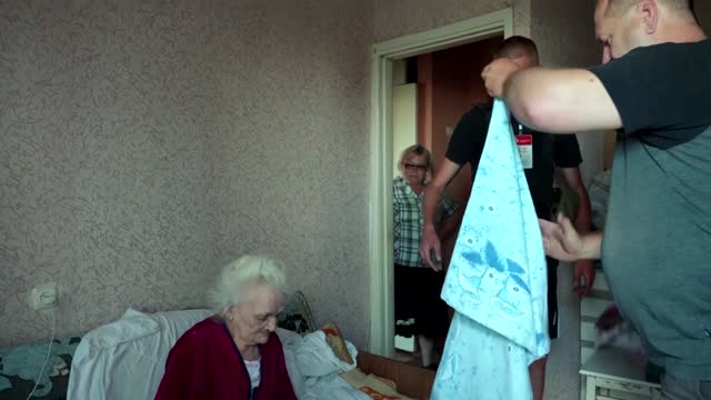 Volunteers evacuate elderly from Ukraine's Bakhmut