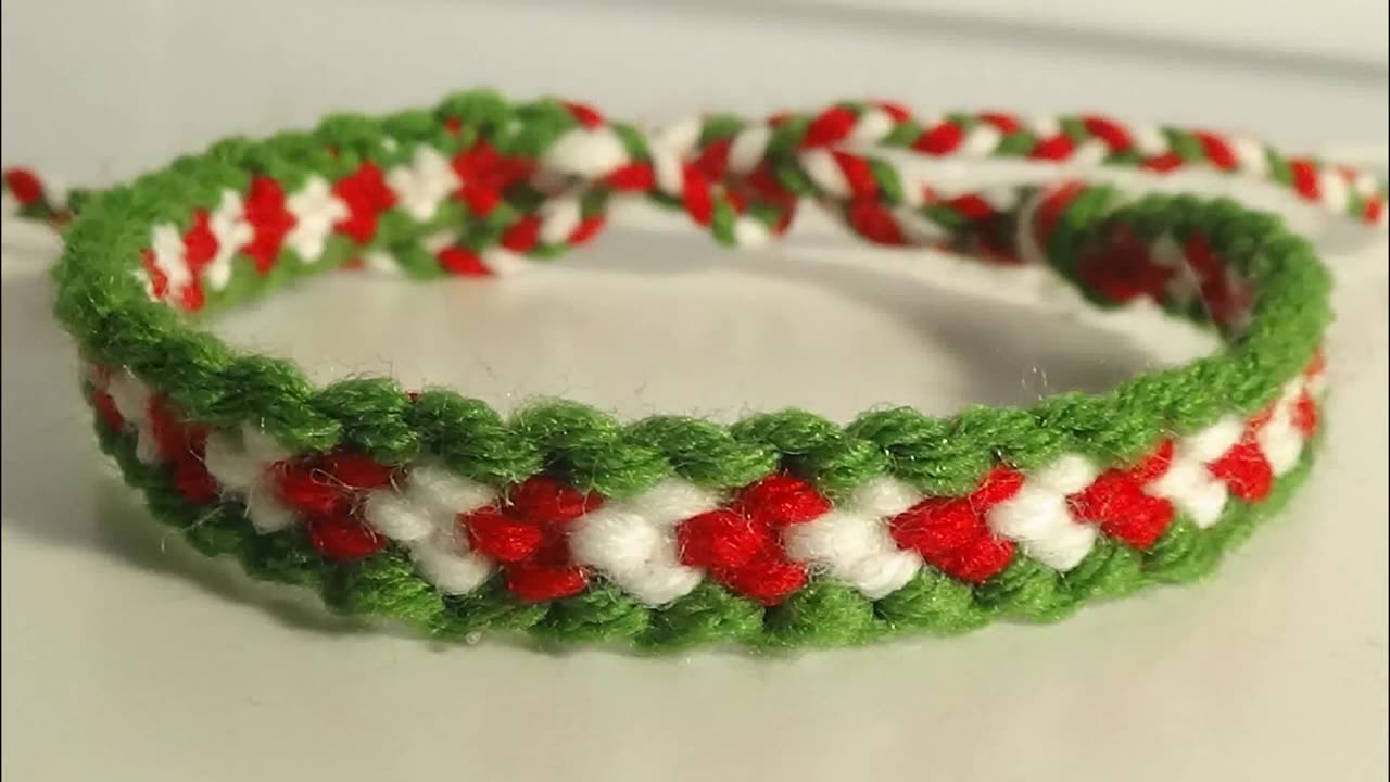 DIY Christmas Friendship Bracelet Tutorial, Bordered Chevron Bracelet