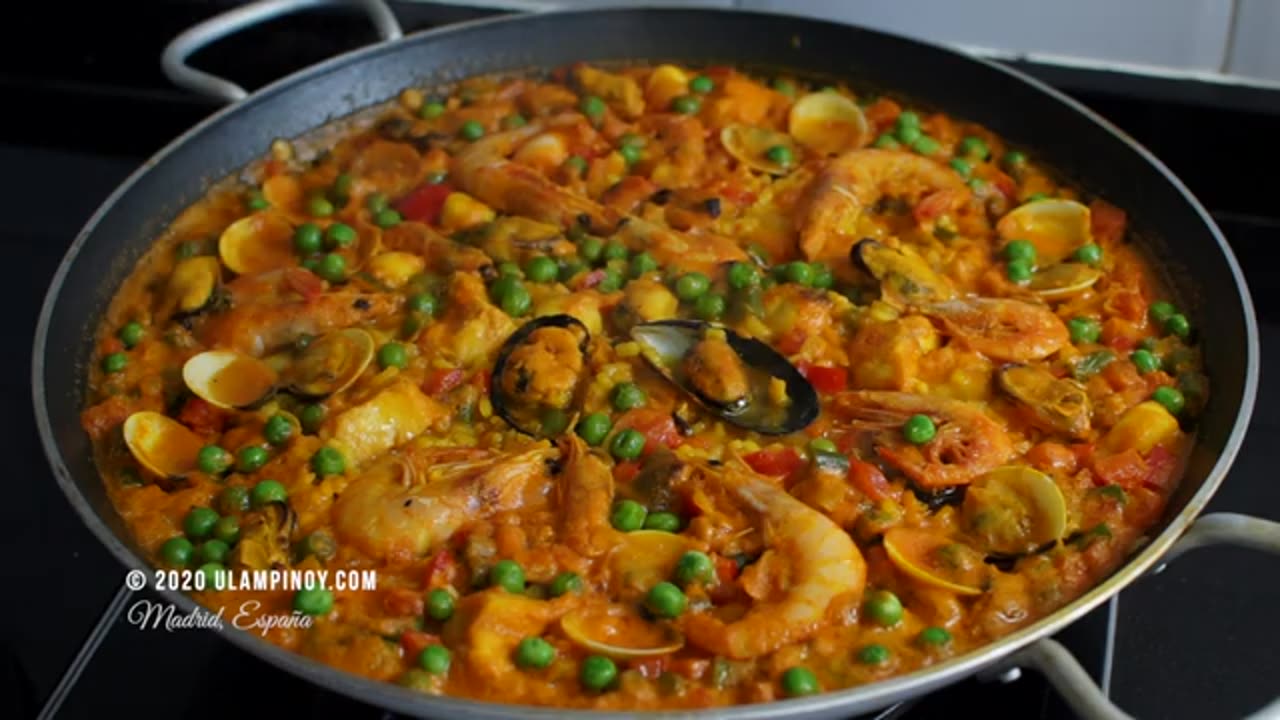 Easy PAELLA — Filipina cooks Seafoods Paella in Madrid, SPAIN!