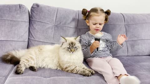 Adorable Baby Girl Shares Her Ice Cream With Fluffy Cat! (Cutest Ever!!)