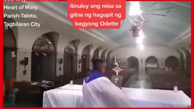 Isang pari sa Bohol, itinuloy ang misa sa gitna ng hagupit ng bagyong Odette
