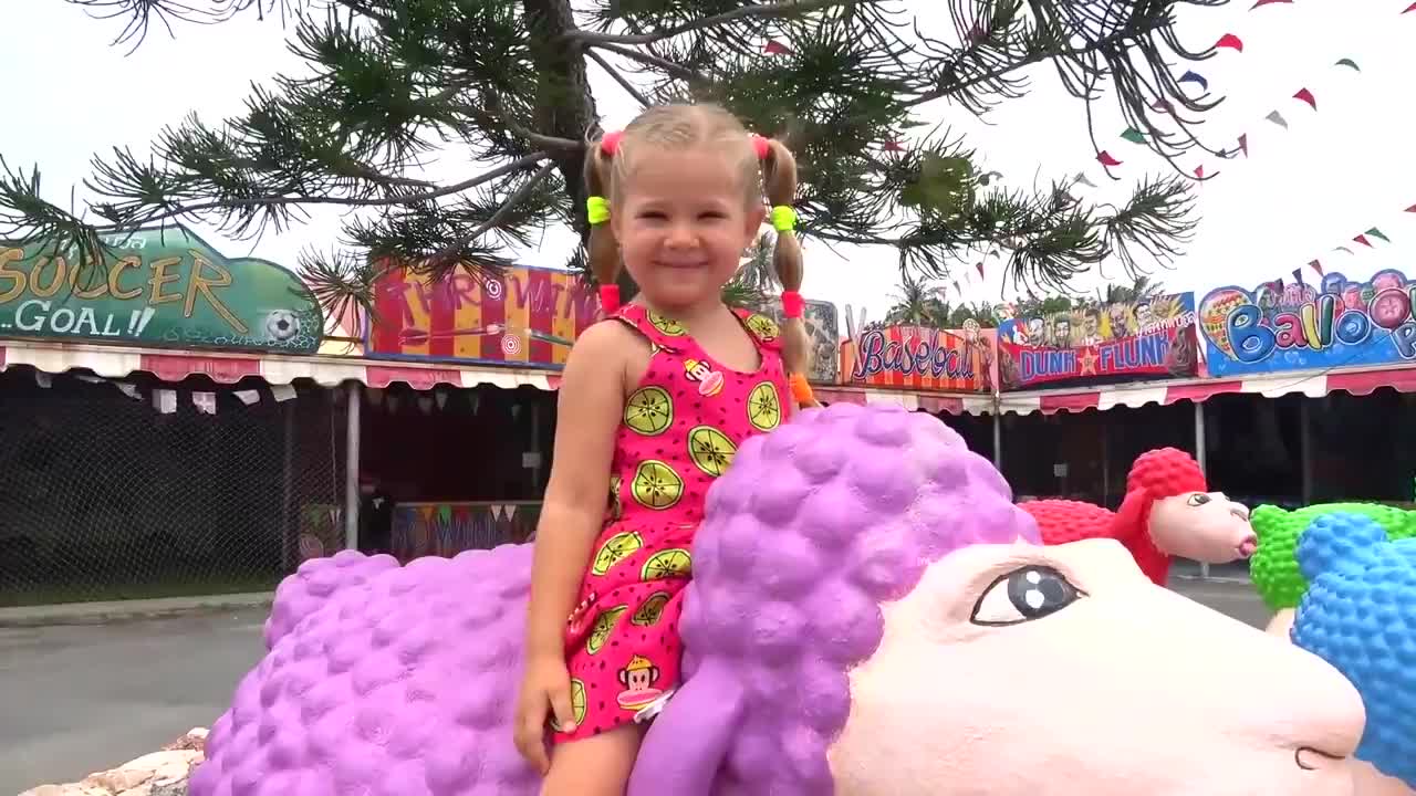 Diana and Roma play with Dad at farm sheep, fun family trip-17