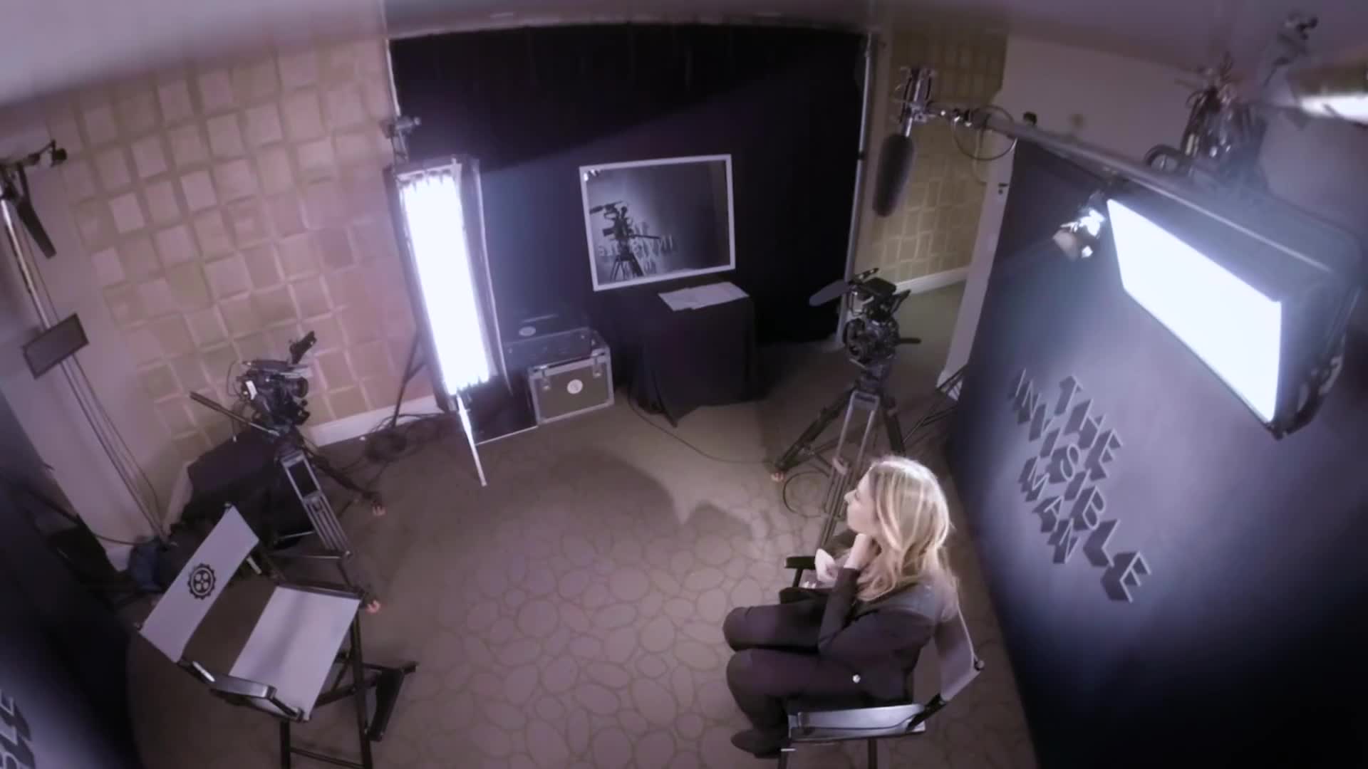 The Invisible Man - Prank Video with Elisabeth Moss & Oliver Jackson