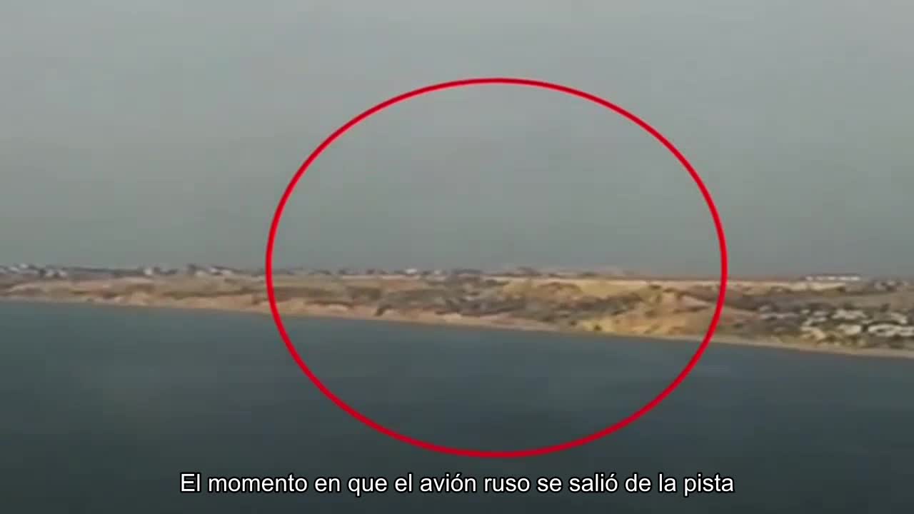 El momento en que el avión ruso se salió de la pista