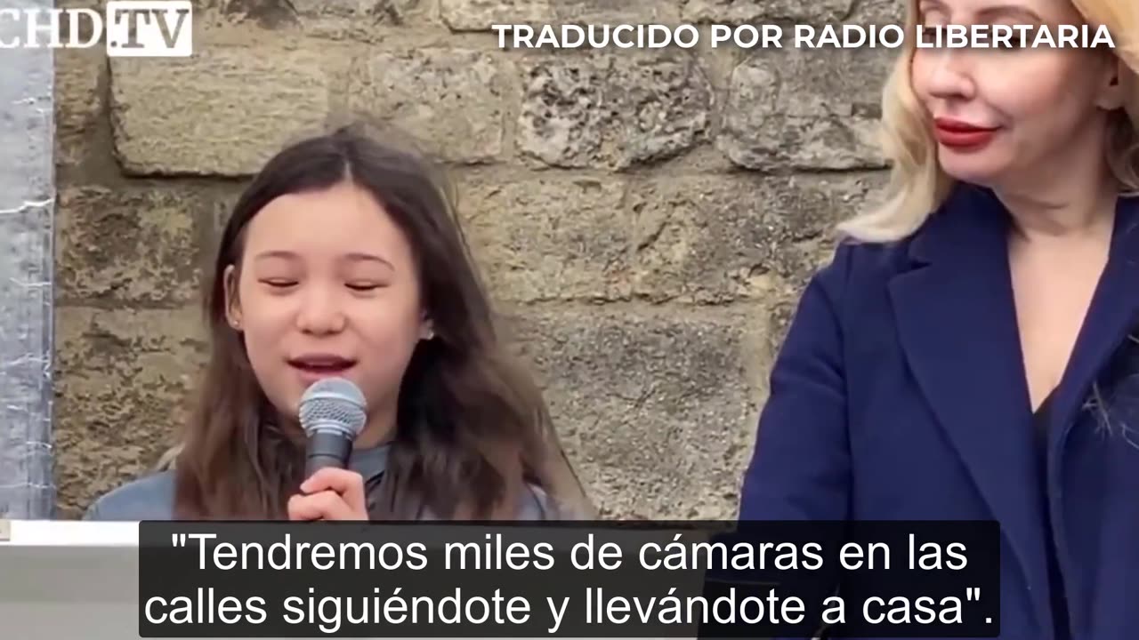 Niña se hace la burla de Greta Thumberg y Klaus Schaw y destruye las ciudades de 15 minutos