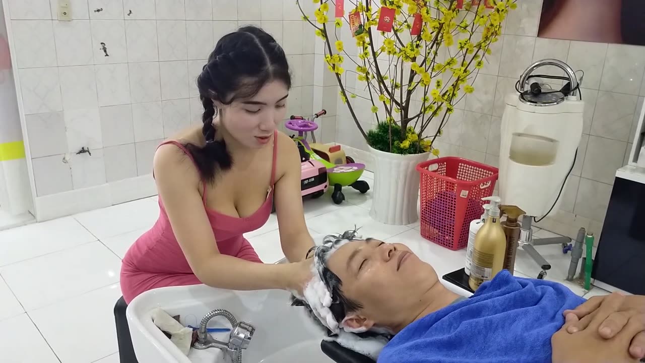 Relaxing shampoo and massage with Ms Diem at Cali Nguyen hair salon, my ideal relaxing place