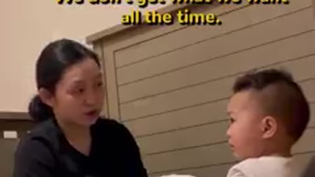 Mother talks with her kid about his emotions and feelings 媽媽和孩子談論他的情緒