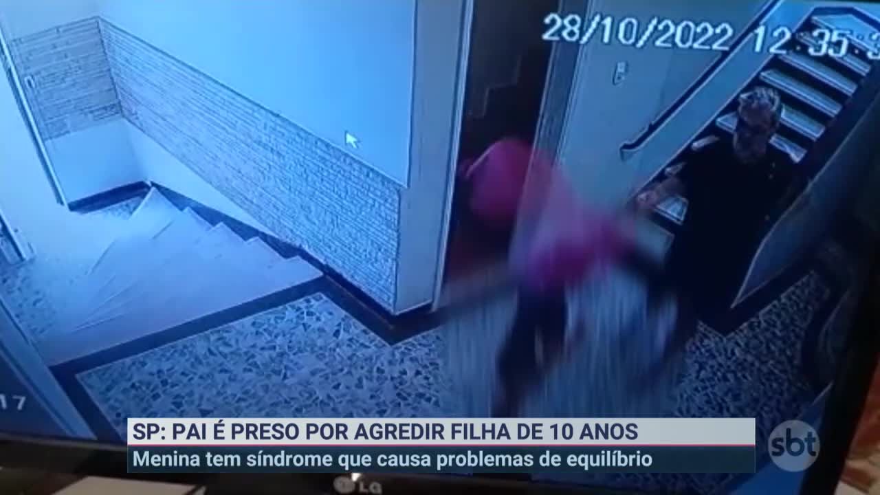 Homem é preso após ser flagrado agredindo filha com síndrome | Primeiro Impacto (02/11/22)