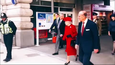 QueenCaughtWalking in Public With No Security