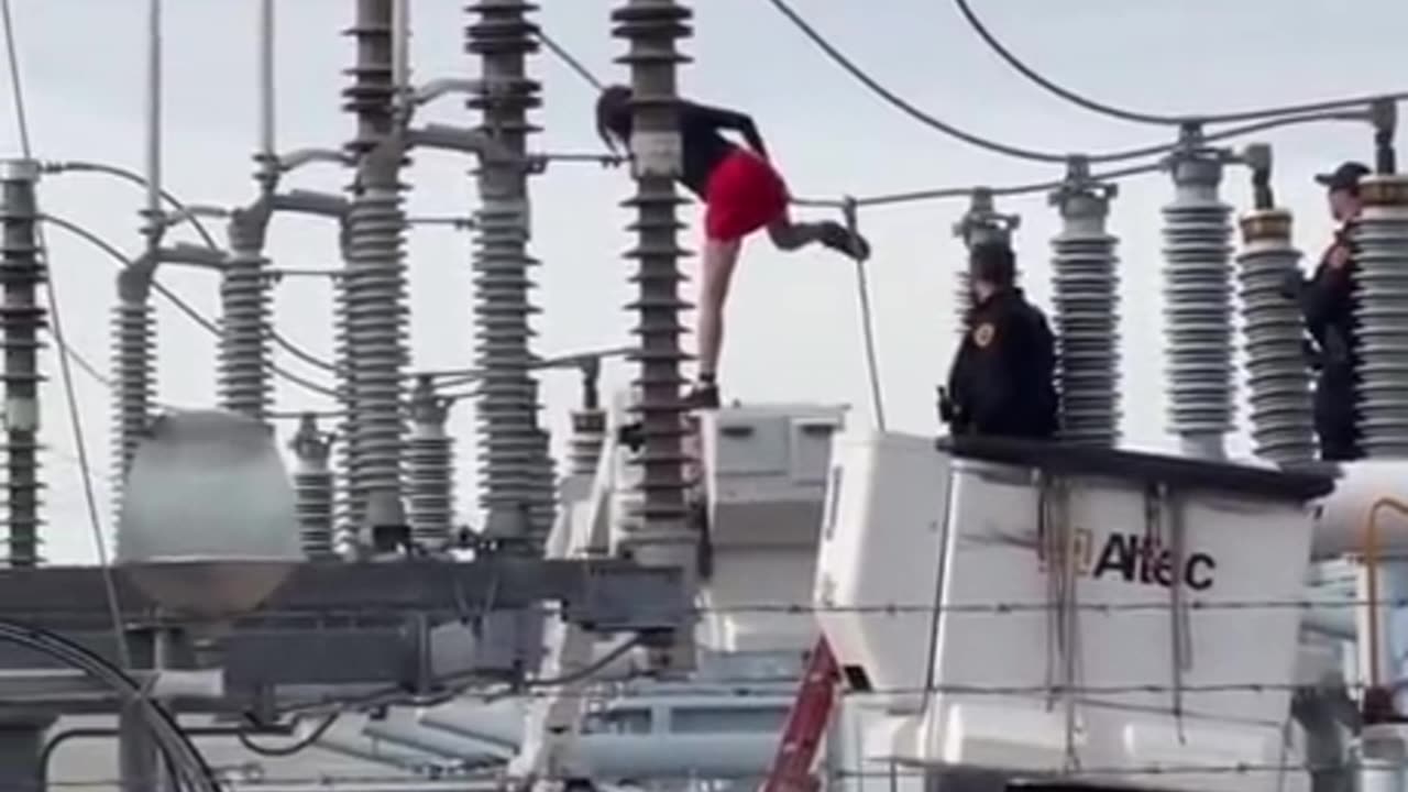 800 homes in Utha lost power because a girl climbed up the transformer