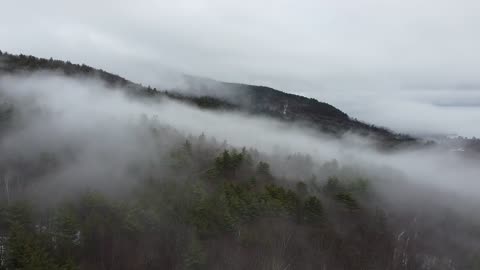 The clouds are quiet and gently nestled on the mountain.