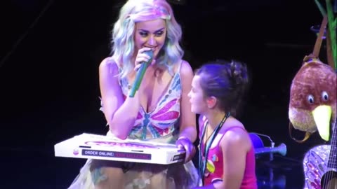 Katy Perry, A Little Girl, and Pizza