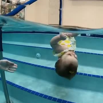 How amazing this Baby Swimming