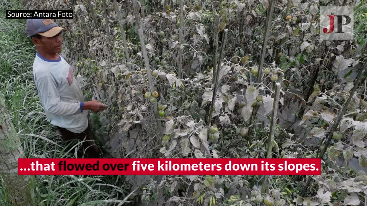 Merapi volcano spews out lava, volcanic ash, hundreds flee their homes