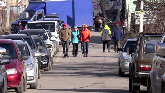 Fleeing war, people cross into Romania from Ukraine