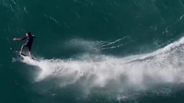 Making this wave look easy to ride 😳 (tuckerwoodingIG) #waverider #bigwavesurfing #nodaysoff