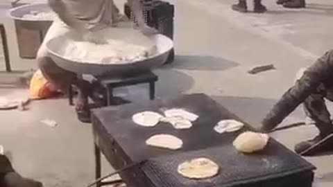 India army make food