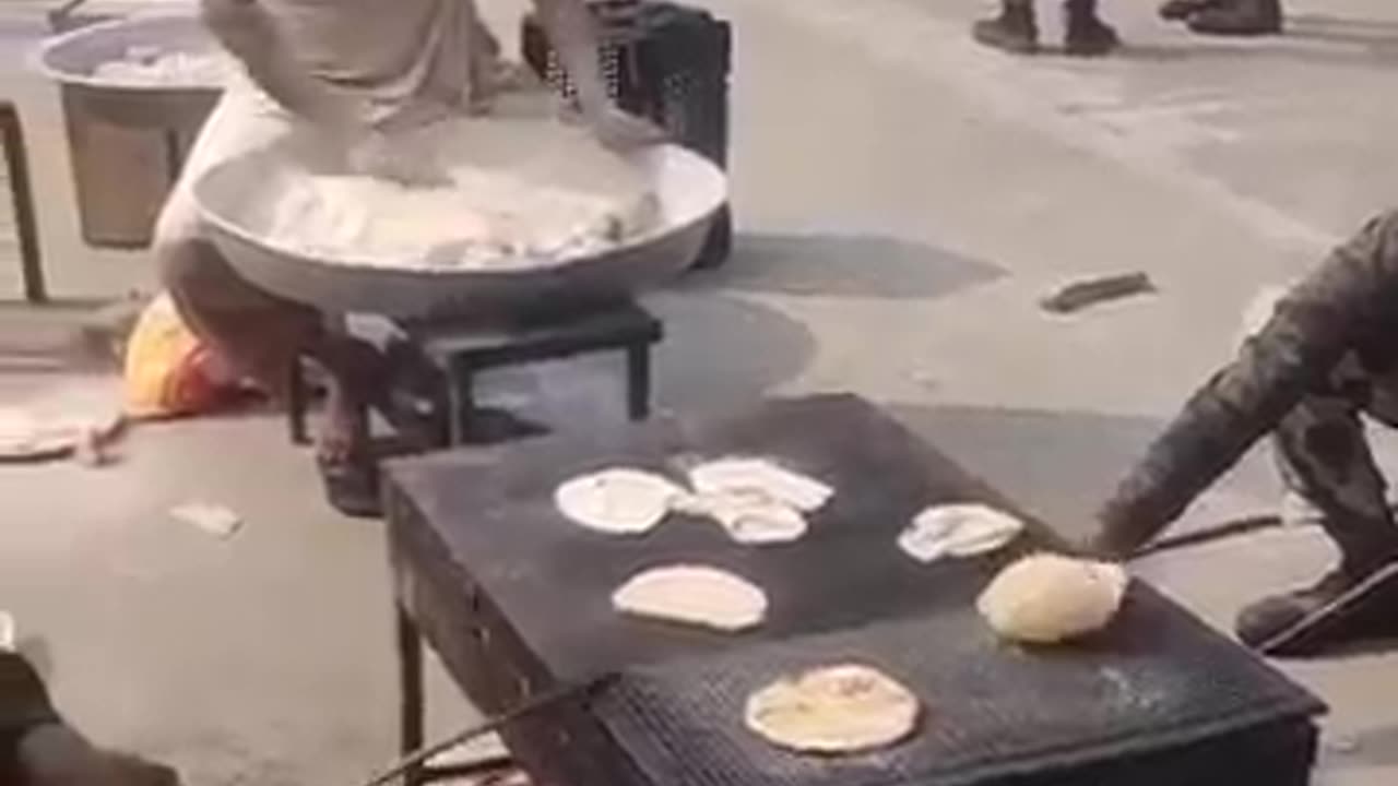 India army make food