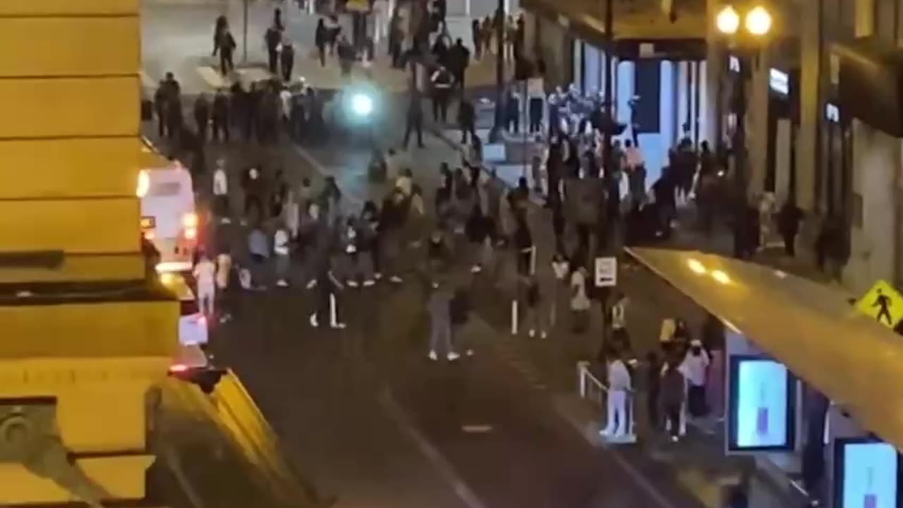 Chaotic Scene Unfolded in Downtown Chicago as Teenagers Vandalize Cars and Gunfire Erupts