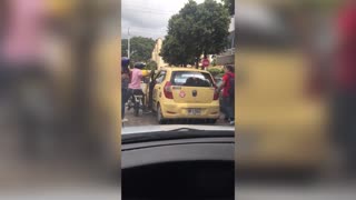 Video registró pelea entre taxista y motociclista en plena vía de Bucaramanga