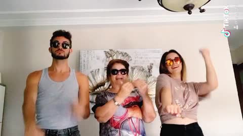 Ella la mejor 😎♥️ #tiktok #challenge #feliz #viral #music #sunglasses #abuela #sister #Love #home