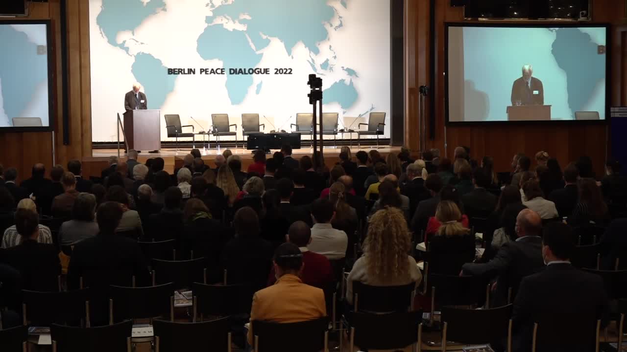 Achtung: Baerbock spricht in Berlin in englischer Sprache