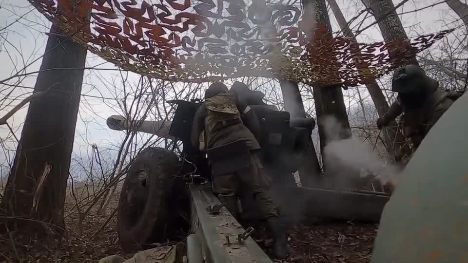 Russian D-20 howitzer crews from Western MD destroy artillery and camouflaged strongholds