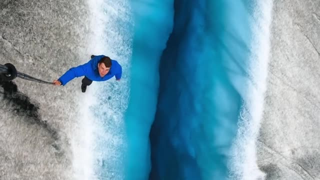 This crevasse is filled with the most beautiful blue glacier water 🙌🏼!