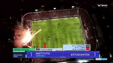 El árbitro Espinoza dio por terminado el partido y encendió el carnaval en el Monumental