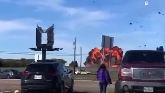 2 wW2 military planes collide at Texas airshow, 6 pass away