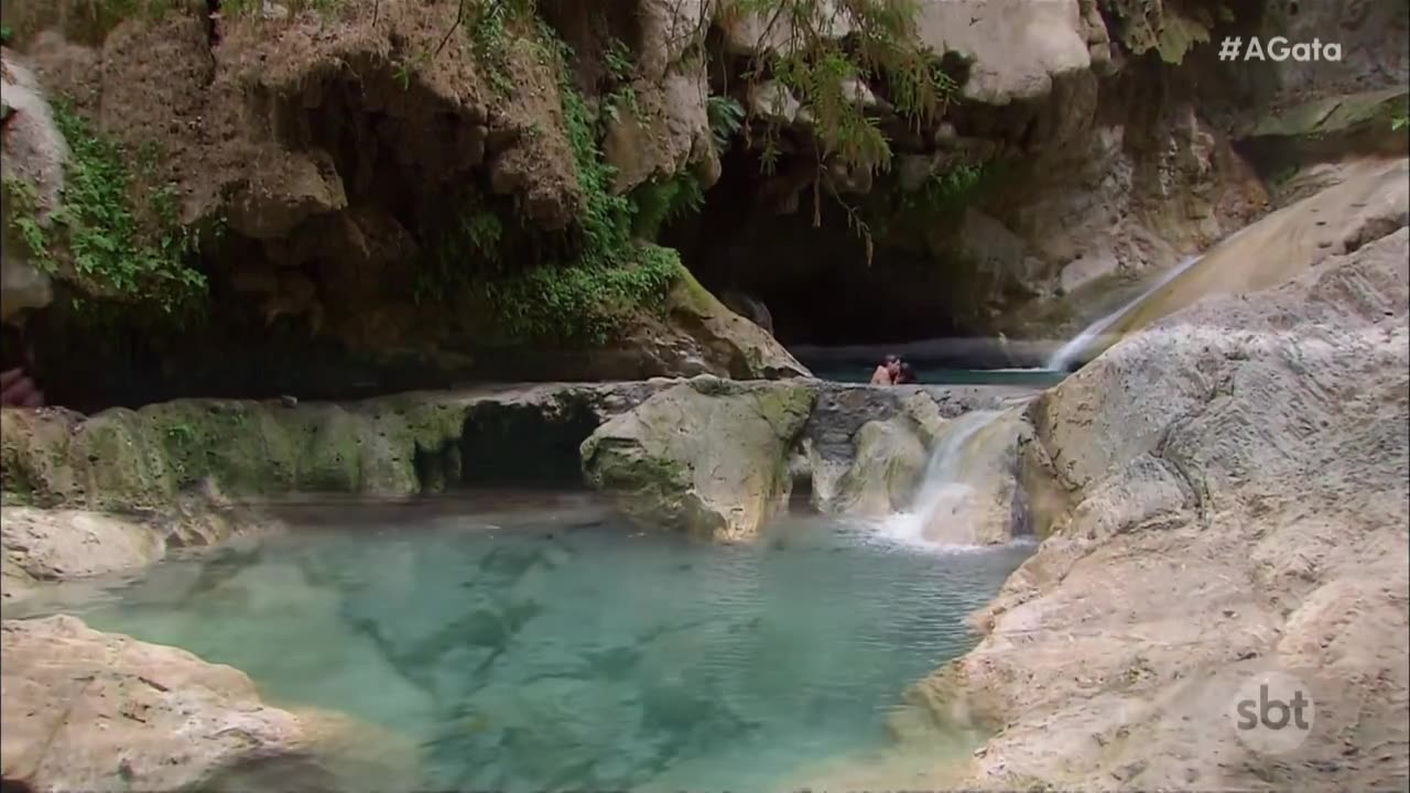 Esmeralda imagina momentos agradáveis com Paulo na cachoeira