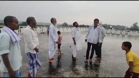 Hamare gaon me masjid ke upar bijli giri