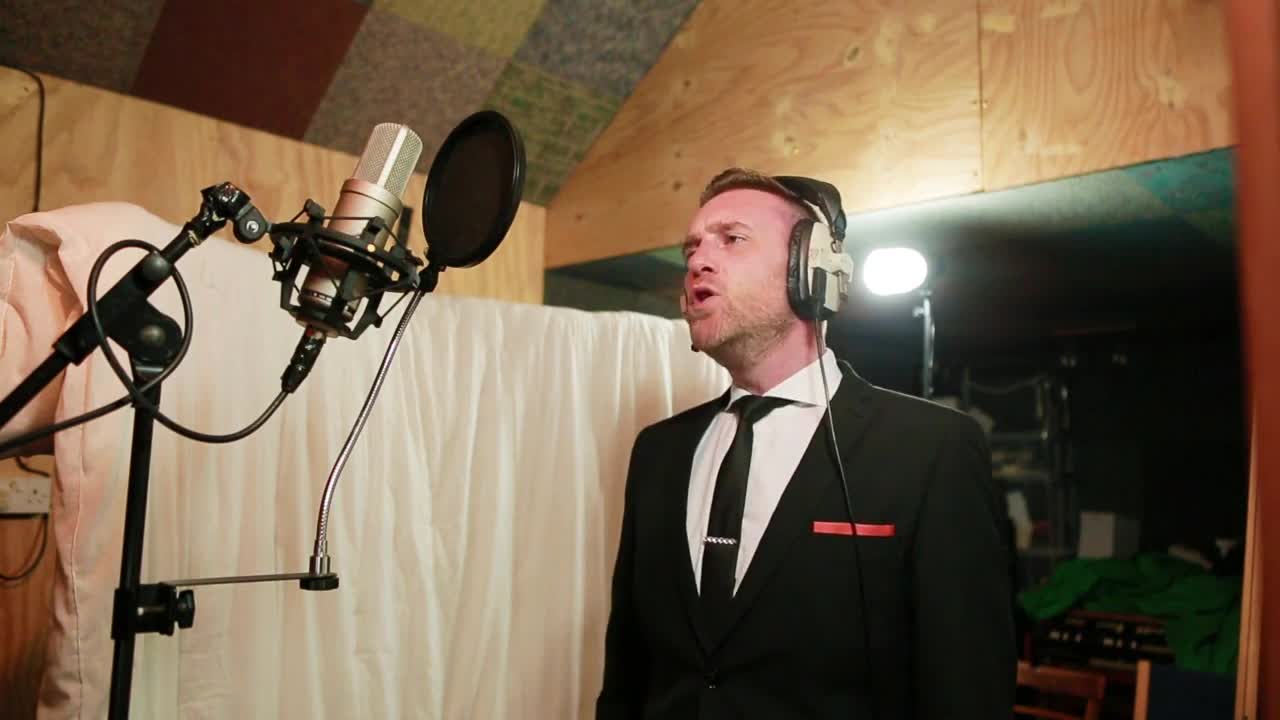 Matt Clayton magnificently covers Frank Sinatra classic