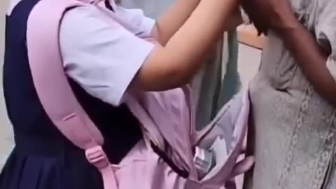 Viral short video.Respect the little girl love to others.