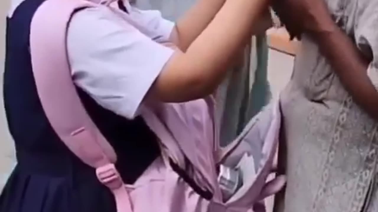 Viral short video.Respect the little girl love to others.