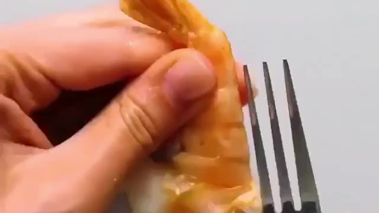 Lifehack How to devein shrimp easily