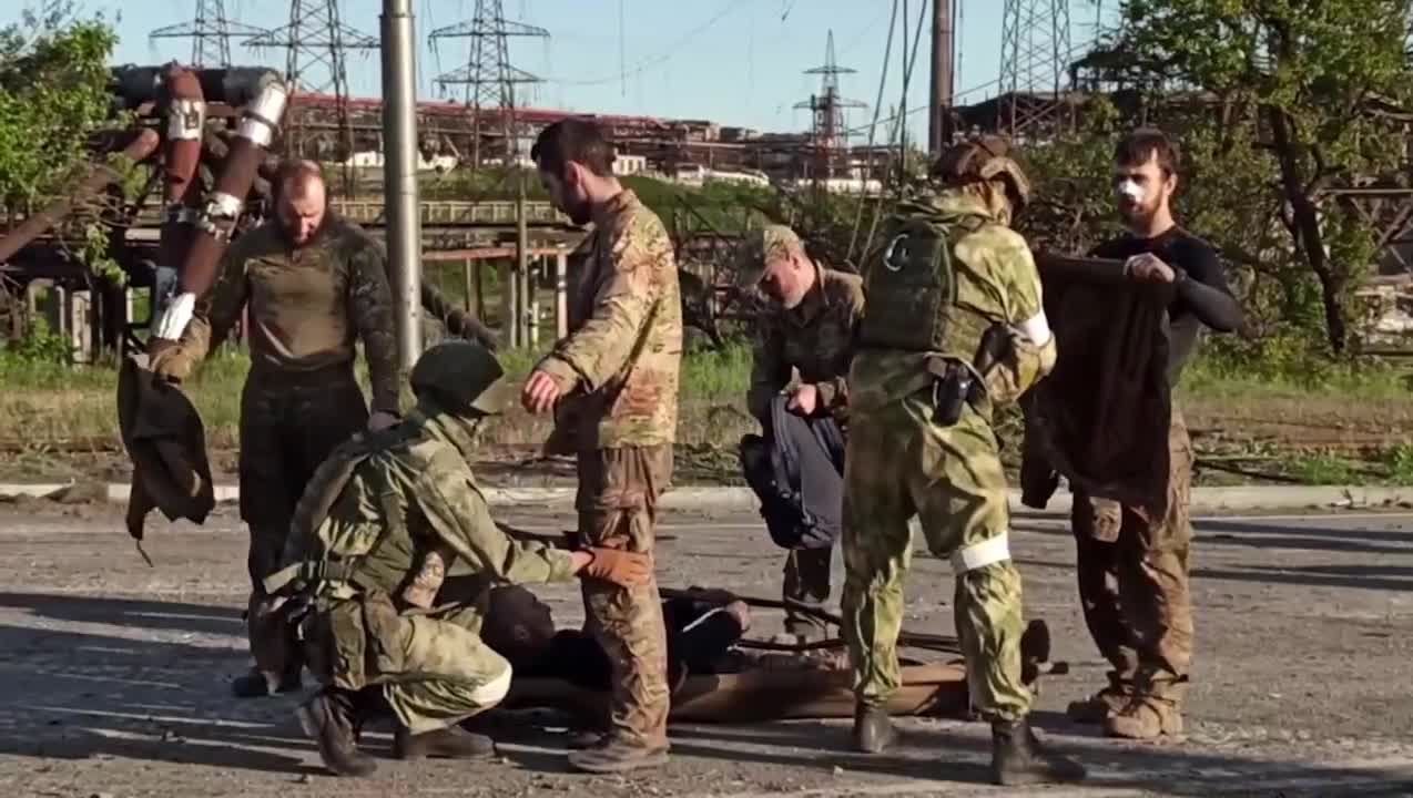 Odvoz 265 nacistů z Azovstalu včetně 51 těžce zraněných a jejich převezení do vězení na území DLR