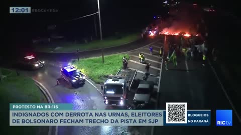 Caminhoneiros bolsonaristas fazem protestos e fecham estradas pelo Brasil