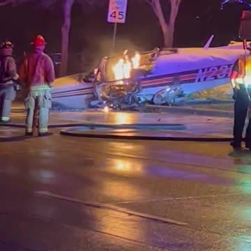 Small plane crashes onto Texas highway, injuring two people