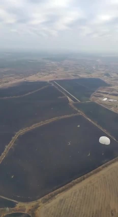 Training jumps of Ukrainian paratroopers from Mi-8.