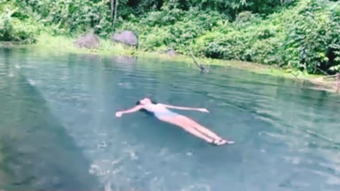 Mandi di sungai yang sangat jernih