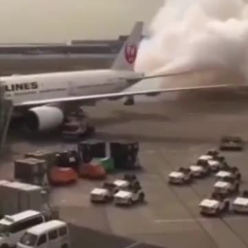 Pilot Releases Chemtrails At The Airport