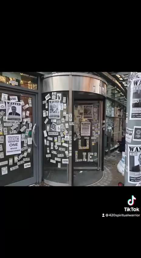 בנייני הבי בי סי קיבלו קצת אמת רשת הבי בי סי היא הוירוס כך אנשי בריטניה אמרו להם התקשורת שותפה לפשעים הגדולים ביותר נגד האנושות וצריכה לשלם