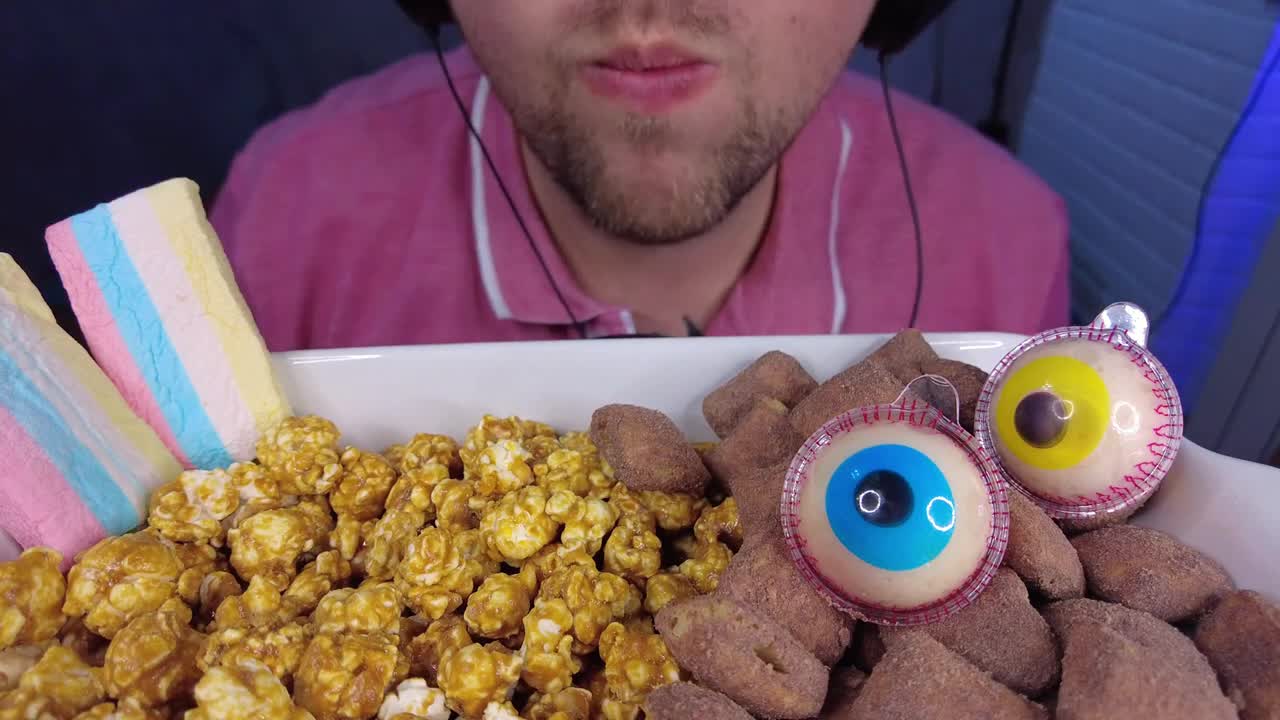 ASMR EATING SWEET FOOD | GUMMY EYES JELLY TROLLI GLOTZER + CARAMEL POPCORN + MARSHMALLOW. NO TALKING